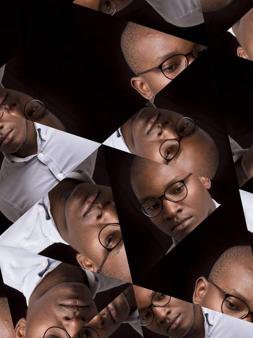 Portraits eines Mannes, mit Glatze und Brille zu einem Foto zusammengesetzt. Es wirkt wie der Blick durch ein Kaleidoskop. Der Mann wirkt nachdenklich und ruhig. Portraits eines Mannes, mit Glatze und Brille zu einem Foto zusammengesetzt. Es wirkt wie der Blick durch ein Kaleidoskop. Der Mann wirkt nachdenklich und ruhig.