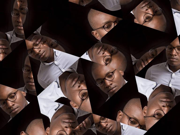 Portraits eines Mannes, mit Glatze und Brille zu einem Foto zusammengesetzt. Es wirkt wie der Blick durch ein Kaleidoskop. Der Mann wirkt nachdenklich und ruhig. Portraits eines Mannes, mit Glatze und Brille zu einem Foto zusammengesetzt. Es wirkt wie der Blick durch ein Kaleidoskop. Der Mann wirkt nachdenklich und ruhig.