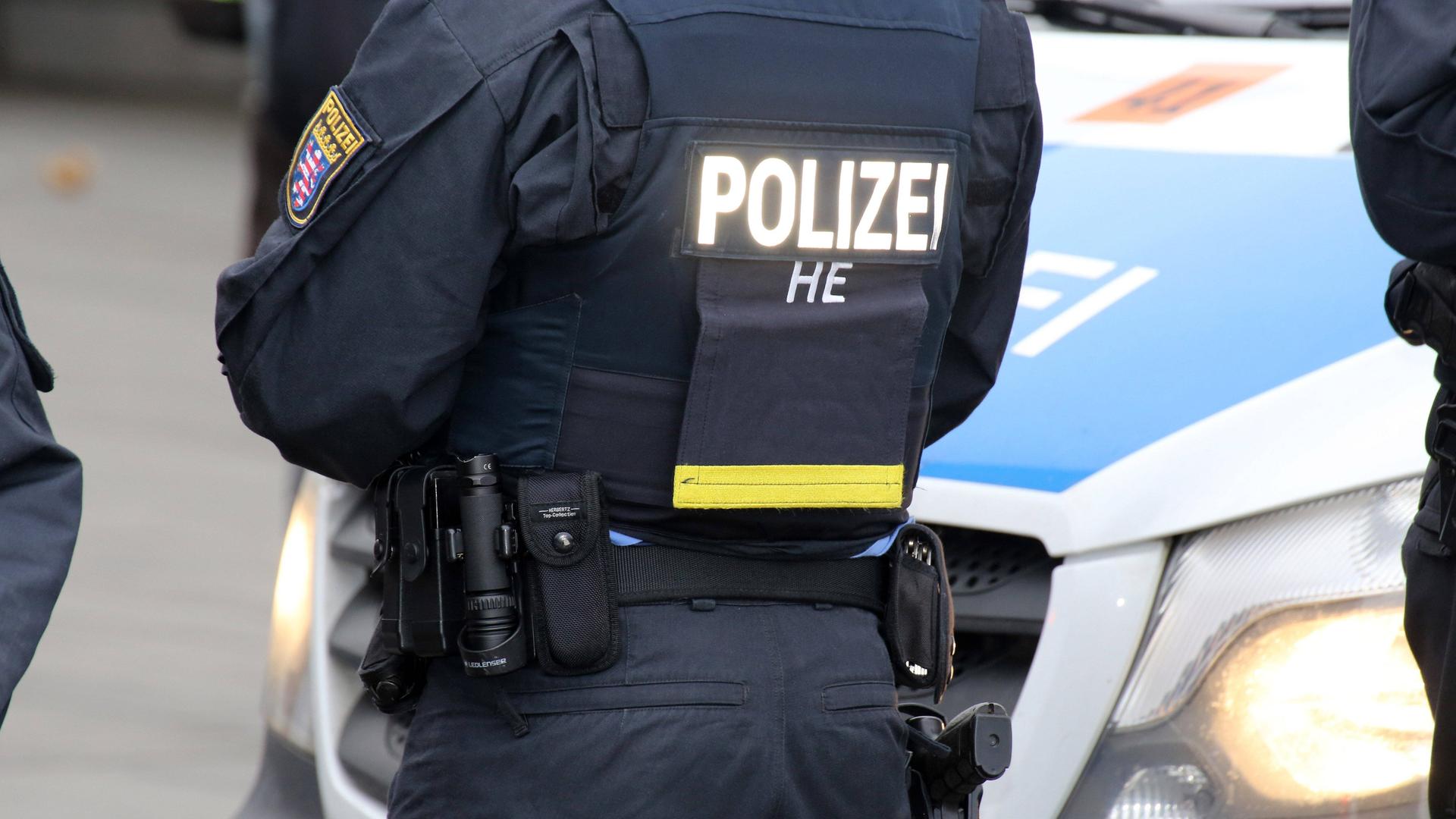 Ein Polizist bei einem Einsatz in Hessen