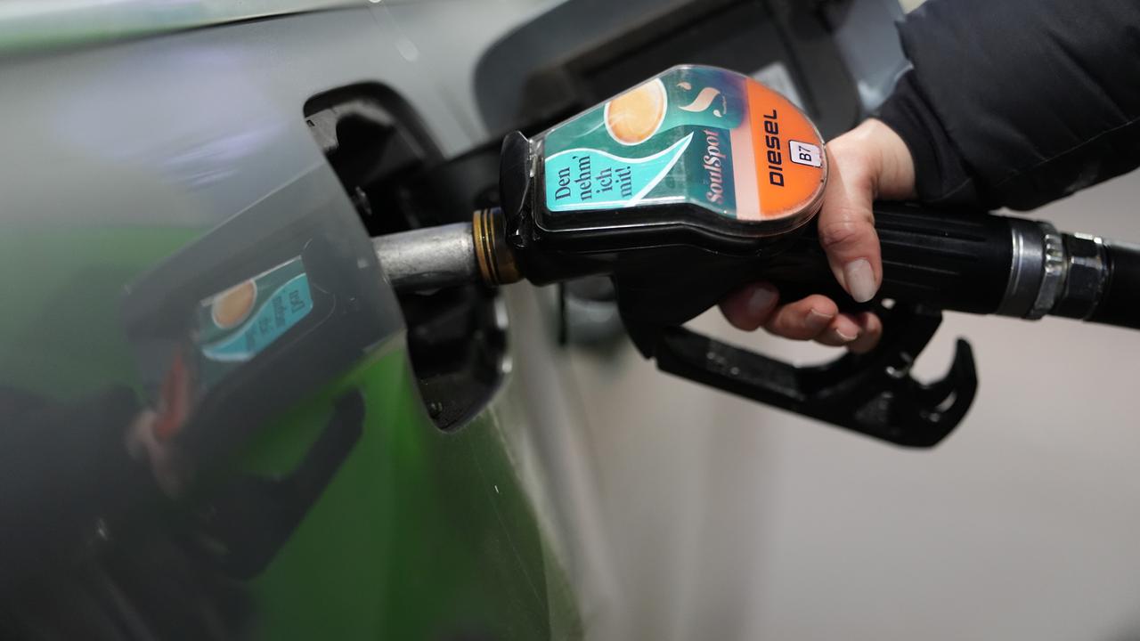 Eine Frau tankt ihr Fahrzeug an einer Tankstelle. Die Ölpreise steigen wegen des Irankriegs deutlich.