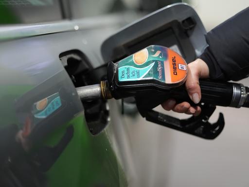 Eine Frau tankt ihr Fahrzeug an einer Tankstelle. Die Ölpreise steigen wegen des Irankriegs deutlich.