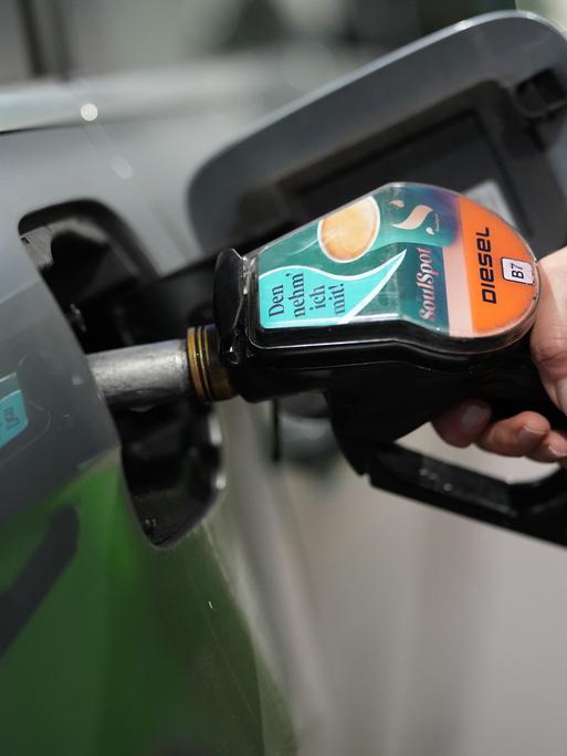 Eine Frau tankt ihr Fahrzeug an einer Tankstelle. Die Ölpreise steigen wegen des Irankriegs deutlich.