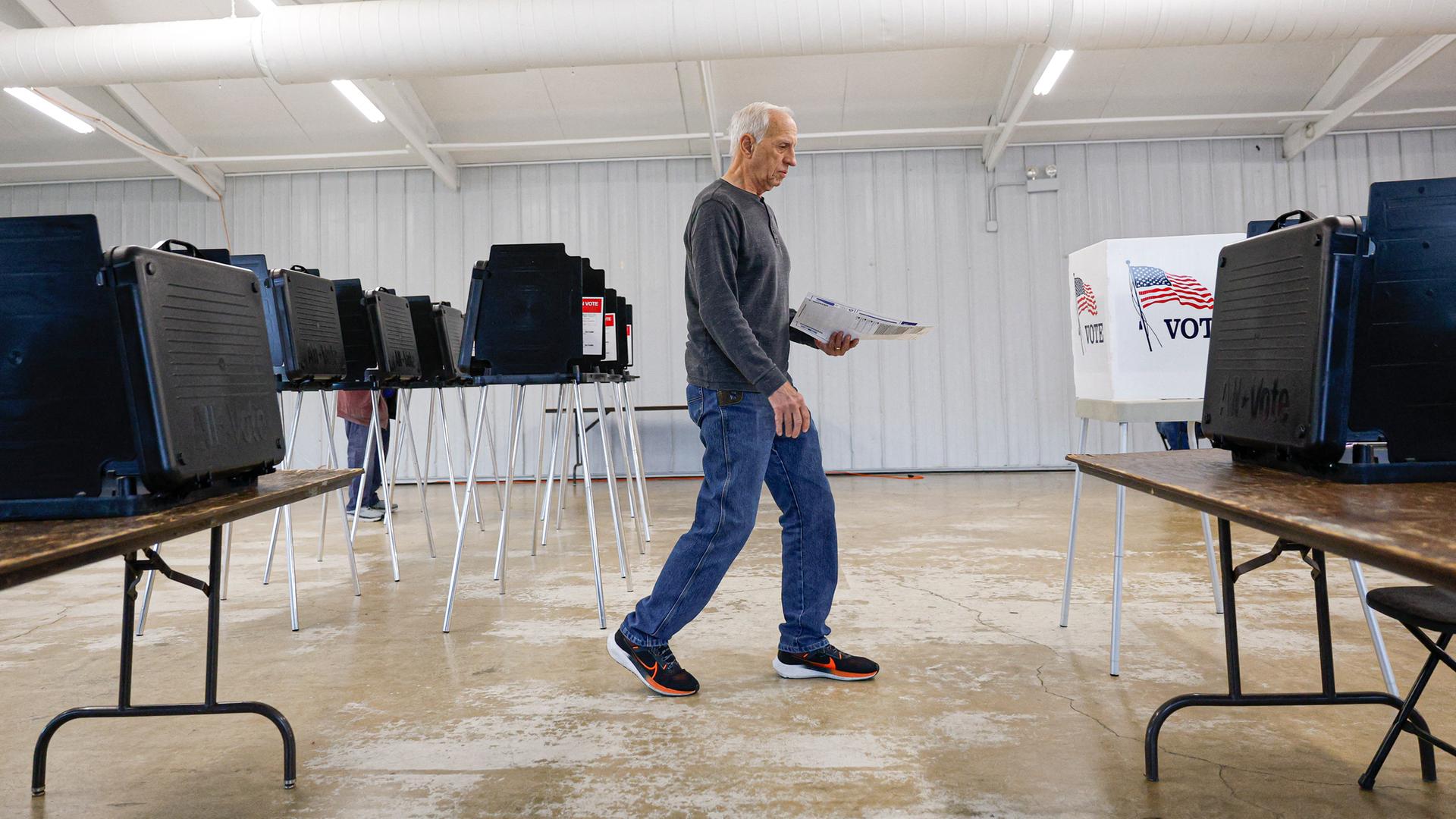 Ein Mann auf dem Weg zur Wahlurne im DuPage Event Center and Fairgrounds in Wheaton, Illinois, am 25. September 2026. Ein Mann auf dem Weg zur Wahlurne im DuPage Event Center and Fairgrounds in Wheaton, Illinois, am 25. September 2026.
