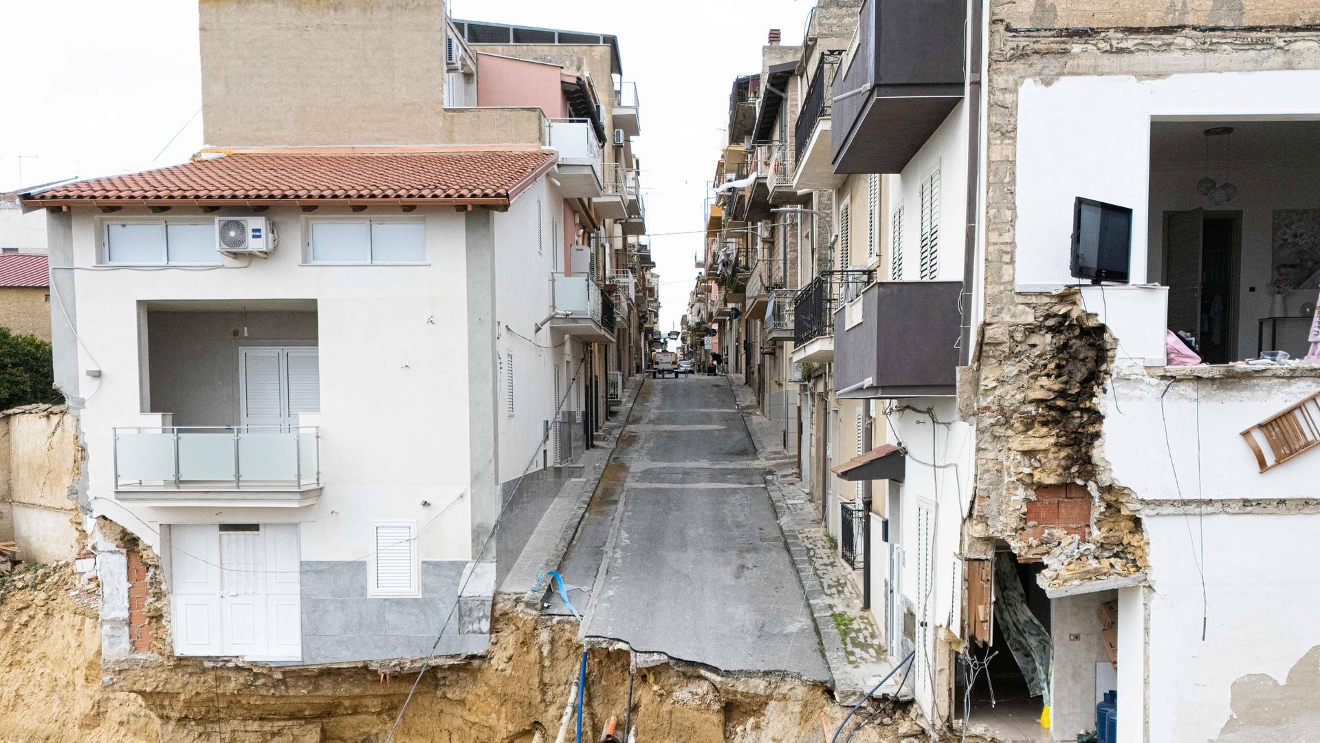 Ein Erdrutsch reißt in der sizilianischen Kleinstadt Niscemi Häuser in die Tiefe.