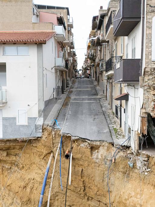 Ein Erdrutsch reißt in der sizilianischen Kleinstadt Niscemi Häuser in die Tiefe.