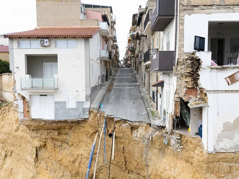 Ein Erdrutsch reißt in der sizilianischen Kleinstadt Niscemi Häuser in die Tiefe.