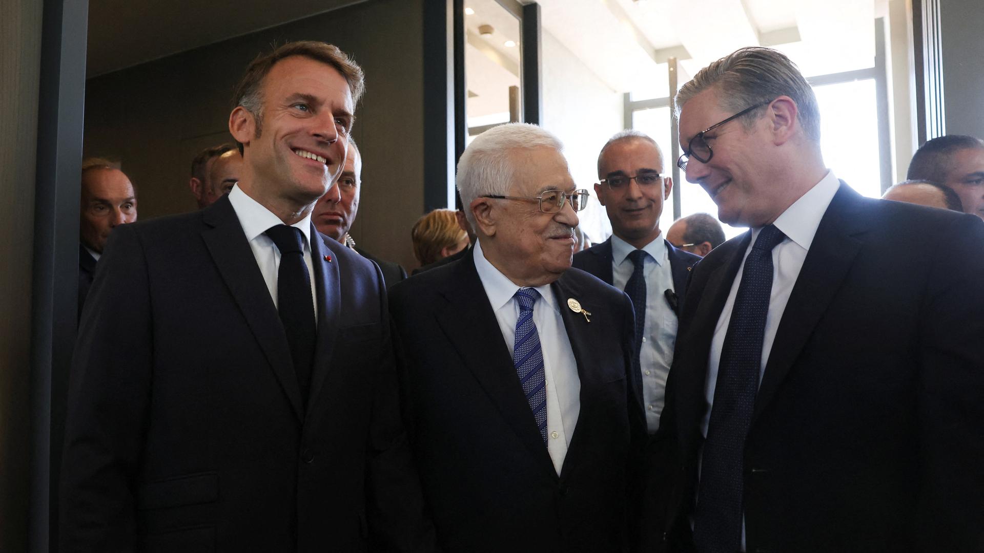 Beim Friedensgipfel im ägyptischen Scharm El-Scheich stehen Emmanuel Macron, Mahmoud Abbas und Keir Starmer zusammen. Sie unterhalten sich.