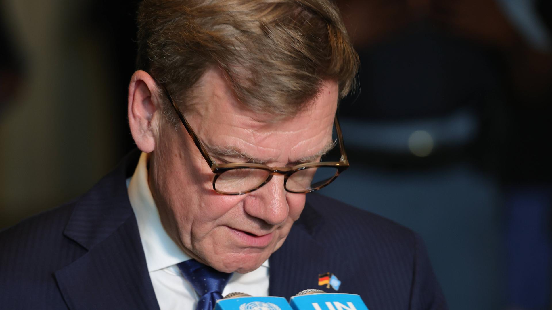 USA: Deutschlands Bundesaußenminister Johann Wadephul spricht vor Reportern am „Stakeout“ der Generalversammlung, nachdem Deutschland bei seiner Bewerbung um einen nichtständigen Sitz im UN-Sicherheitsrat für die Amtszeit 2027–2028 unterlegen war – wobei…