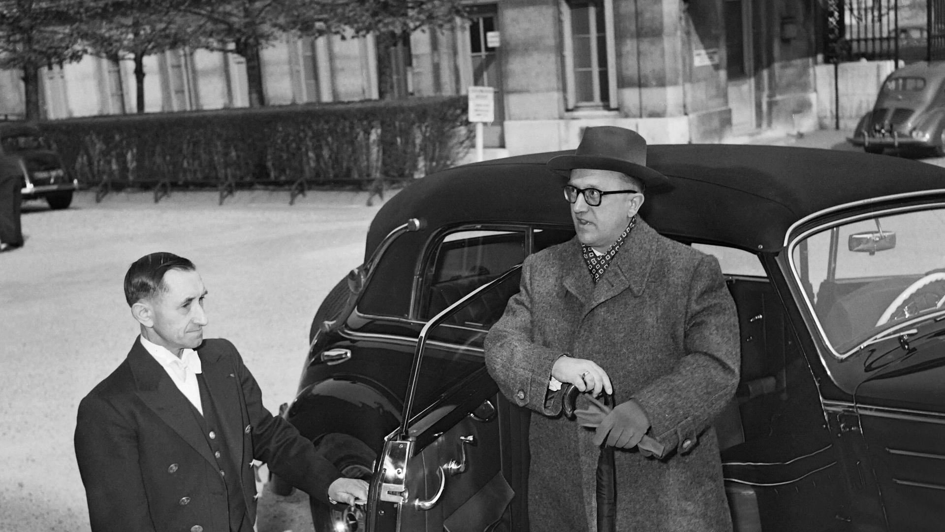 Staatssekretär Walter Hallstein bei seiner Ankunft  am Quai d'Orsay in Paris am 9. April 1954