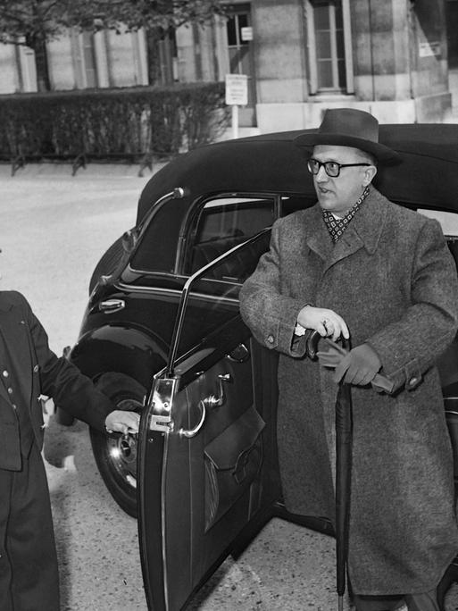 Staatssekretär Walter Hallstein bei seiner Ankunft am Quai d'Orsay in Paris am 9. April 1954 Staatssekretär Walter Hallstein bei seiner Ankunft am Quai d'Orsay in Paris am 9. April 1954