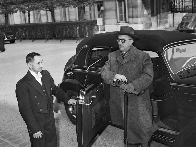 Staatssekretär Walter Hallstein bei seiner Ankunft am Quai d'Orsay in Paris am 9. April 1954 Staatssekretär Walter Hallstein bei seiner Ankunft am Quai d'Orsay in Paris am 9. April 1954