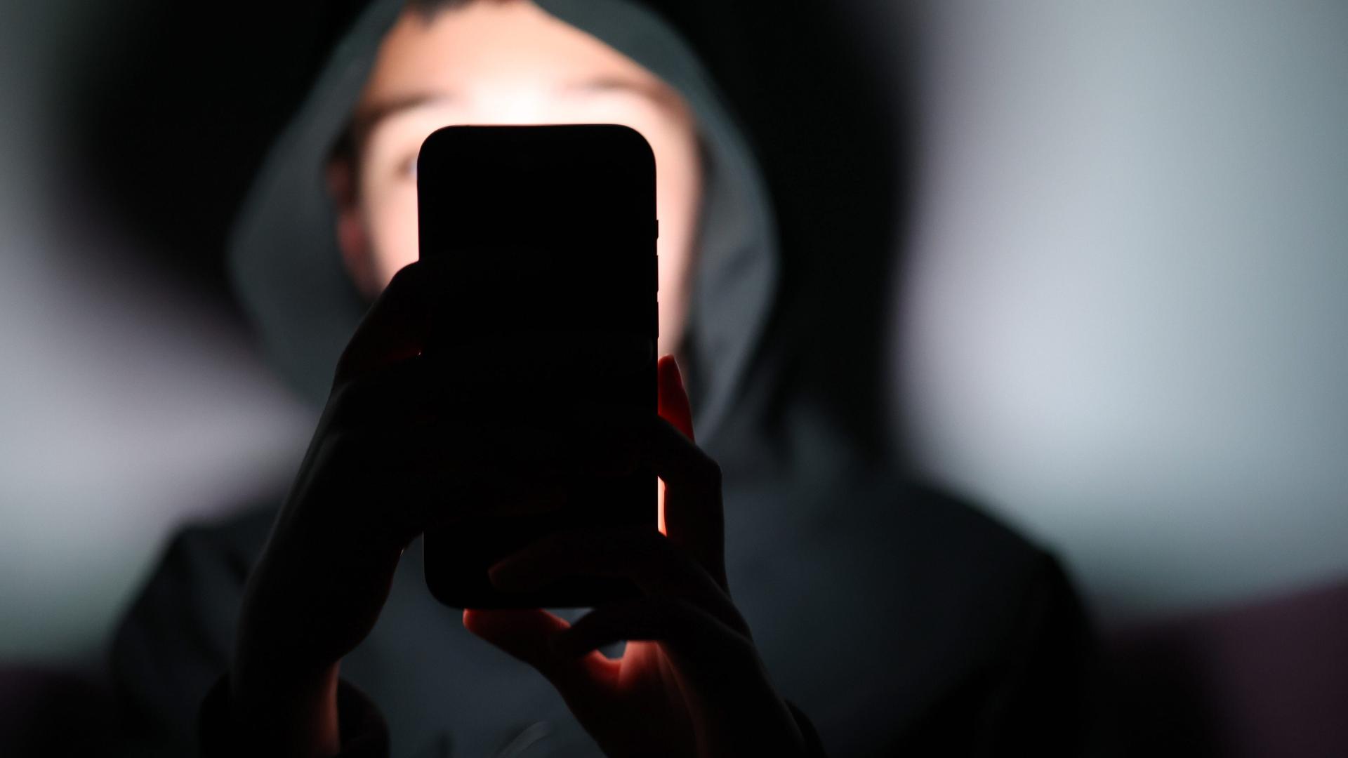 Ein Kind schaut auf ein Smartphone Ein Kind schaut auf ein Smartphone