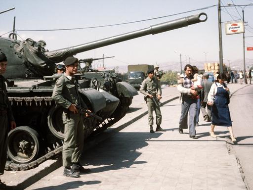 Panzer an einer Straße in den Tagen nach dem Putsch am 12. September 1980