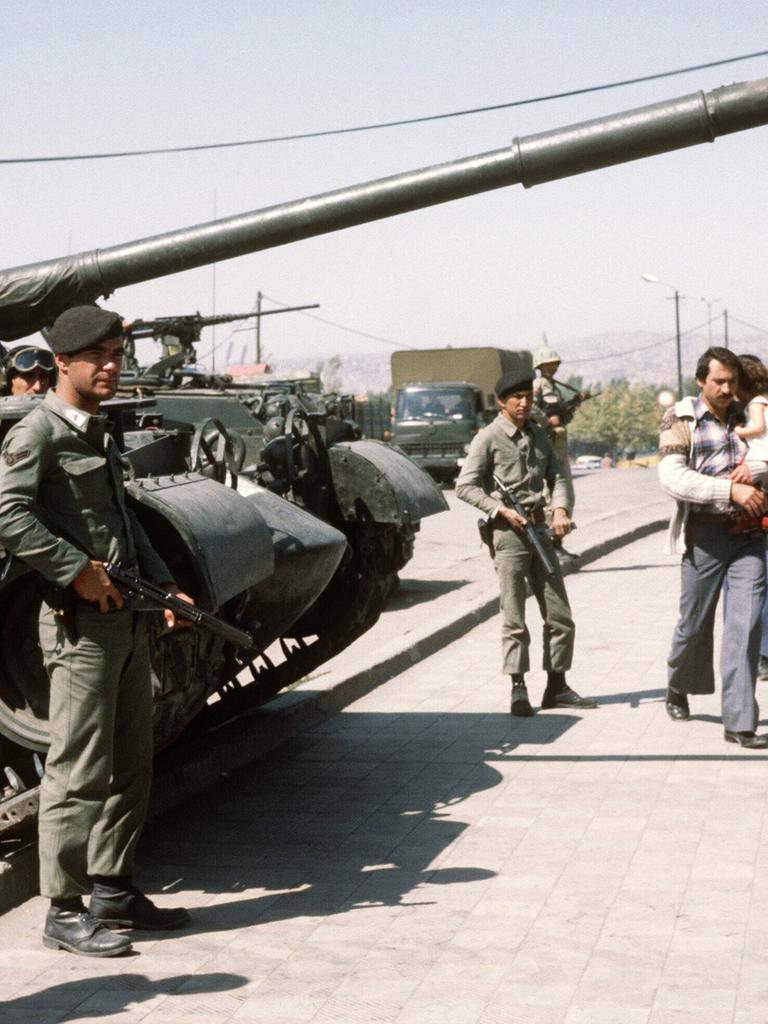 Panzer an einer Straße in den Tagen nach dem Putsch am 12. September 1980