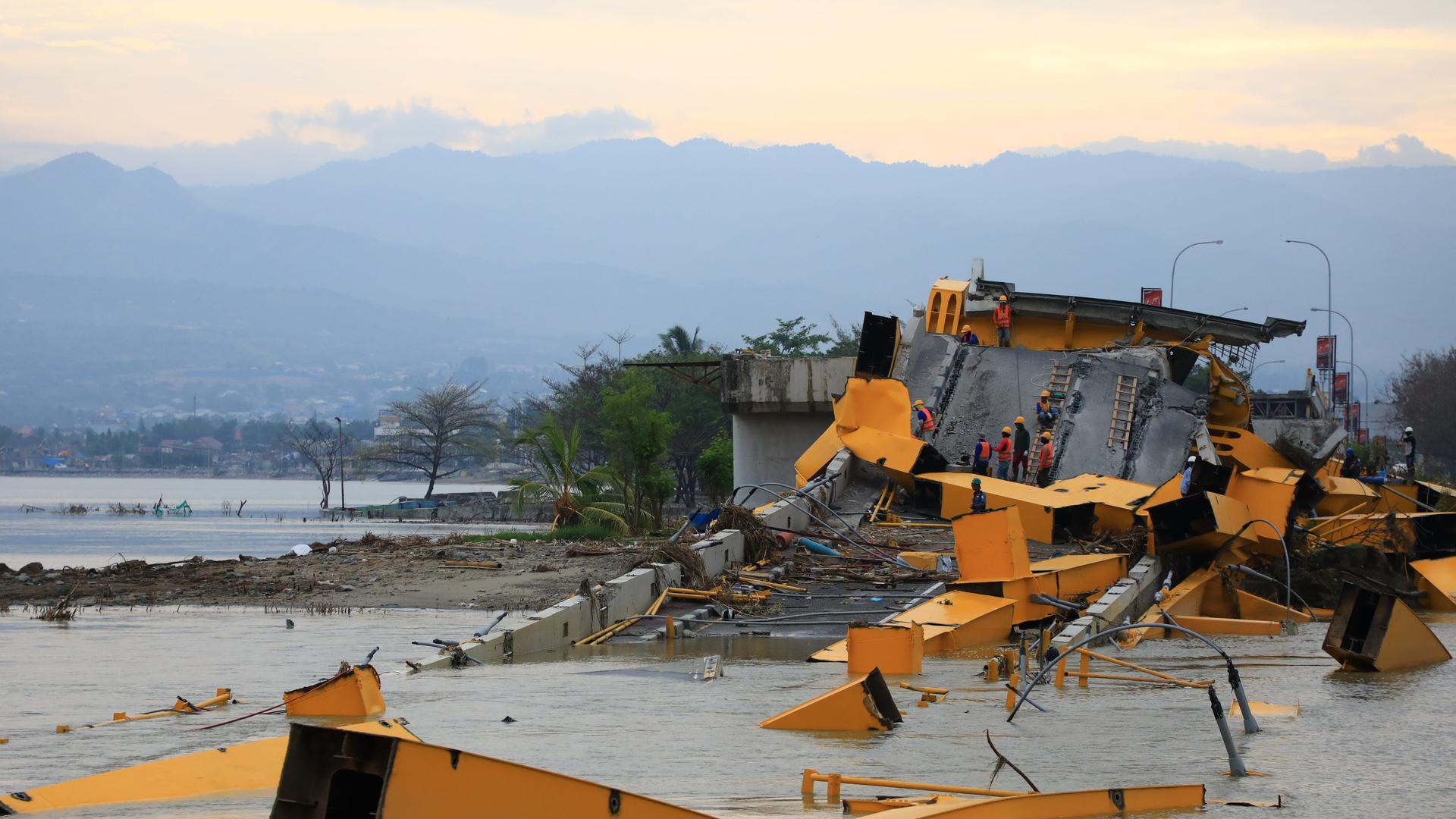 Eine zerstörte und überschwemmte Brücke