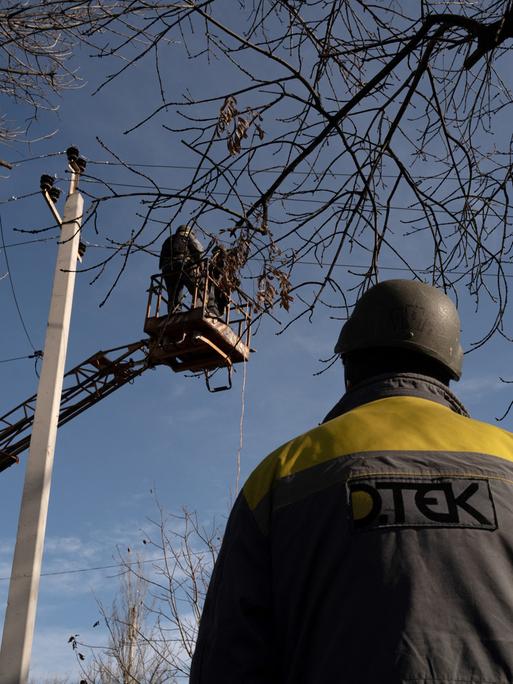 Elektrotechniker der Firma DTEK reparieren eine Stromleitung in der Region Donezk (Ukraine, 19.11.2024) Elektrotechniker der Firma DTEK reparieren eine Stromleitung in der Region Donezk (Ukraine, 19.11.2024)