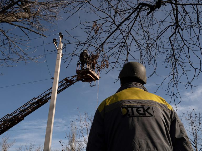 Elektrotechniker der Firma DTEK reparieren eine Stromleitung in der Region Donezk (Ukraine, 19.11.2024) Elektrotechniker der Firma DTEK reparieren eine Stromleitung in der Region Donezk (Ukraine, 19.11.2024)