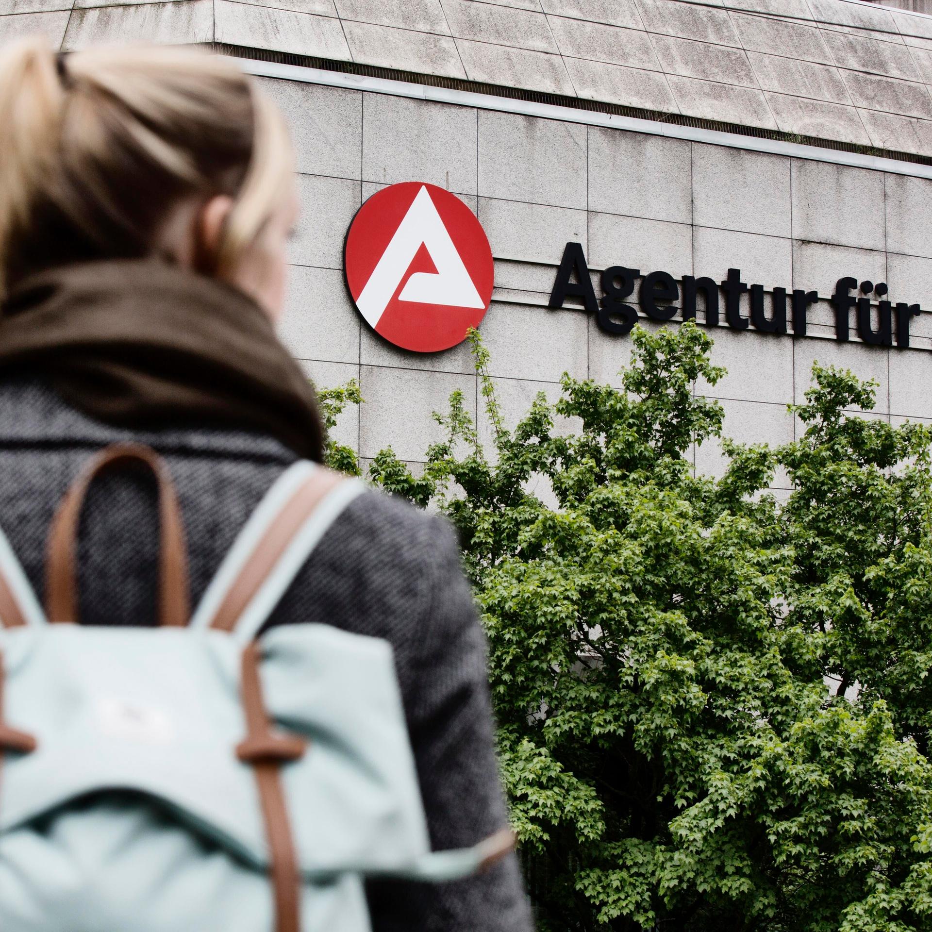 Junge Frau auf dem Weg zur Agentur für Arbeit, Köln, Nordrhein-Westfalen, Deutschland, Europa