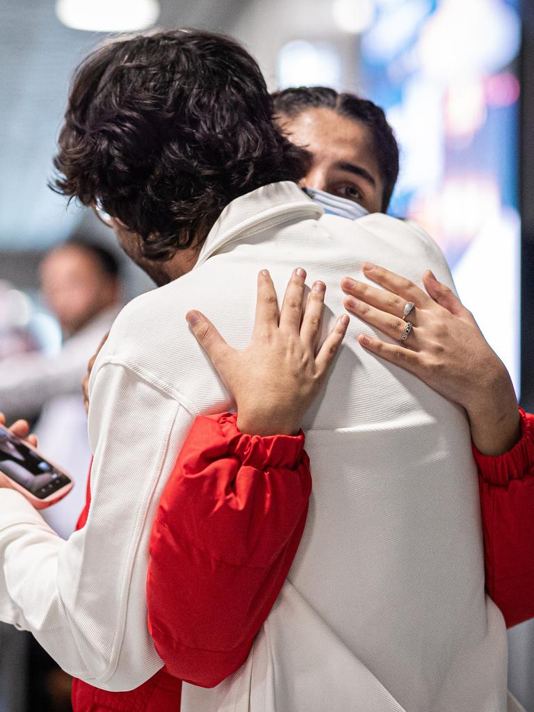 Menschen aus Afghanistan, die zuvor mit einem Flugzeug auf dem Flughafen Hannover gelandet sind, umarmen sich Menschen aus Afghanistan, die zuvor mit einem Flugzeug auf dem Flughafen Hannover gelandet sind, umarmen sich