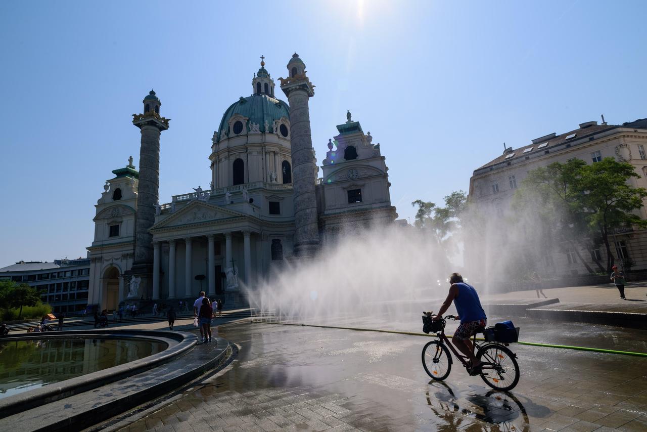 Eine Nebeldusche vor der Wiener Karlskirche
