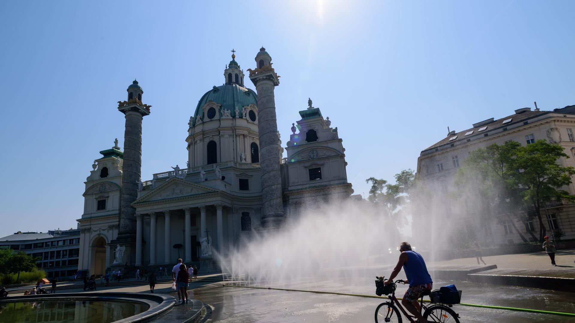 Eine Nebeldusche vor der Wiener Karlskirche