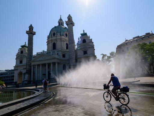 Eine Nebeldusche vor der Wiener Karlskirche Eine Nebeldusche vor der Wiener Karlskirche