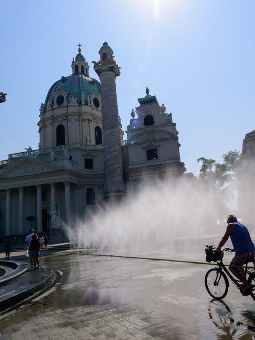 Eine Nebeldusche vor der Wiener Karlskirche Eine Nebeldusche vor der Wiener Karlskirche