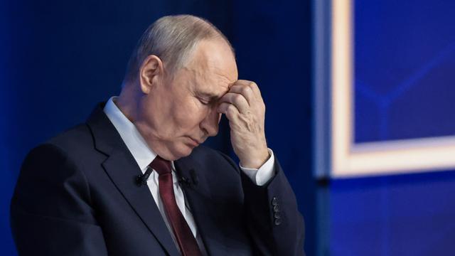 Der russische Präsident Wladimir Putin mit geschlossenen Augen und Hand an der Stirn während der mehrstündige Live-Fernsehshow Ergebnisse des Jahres".