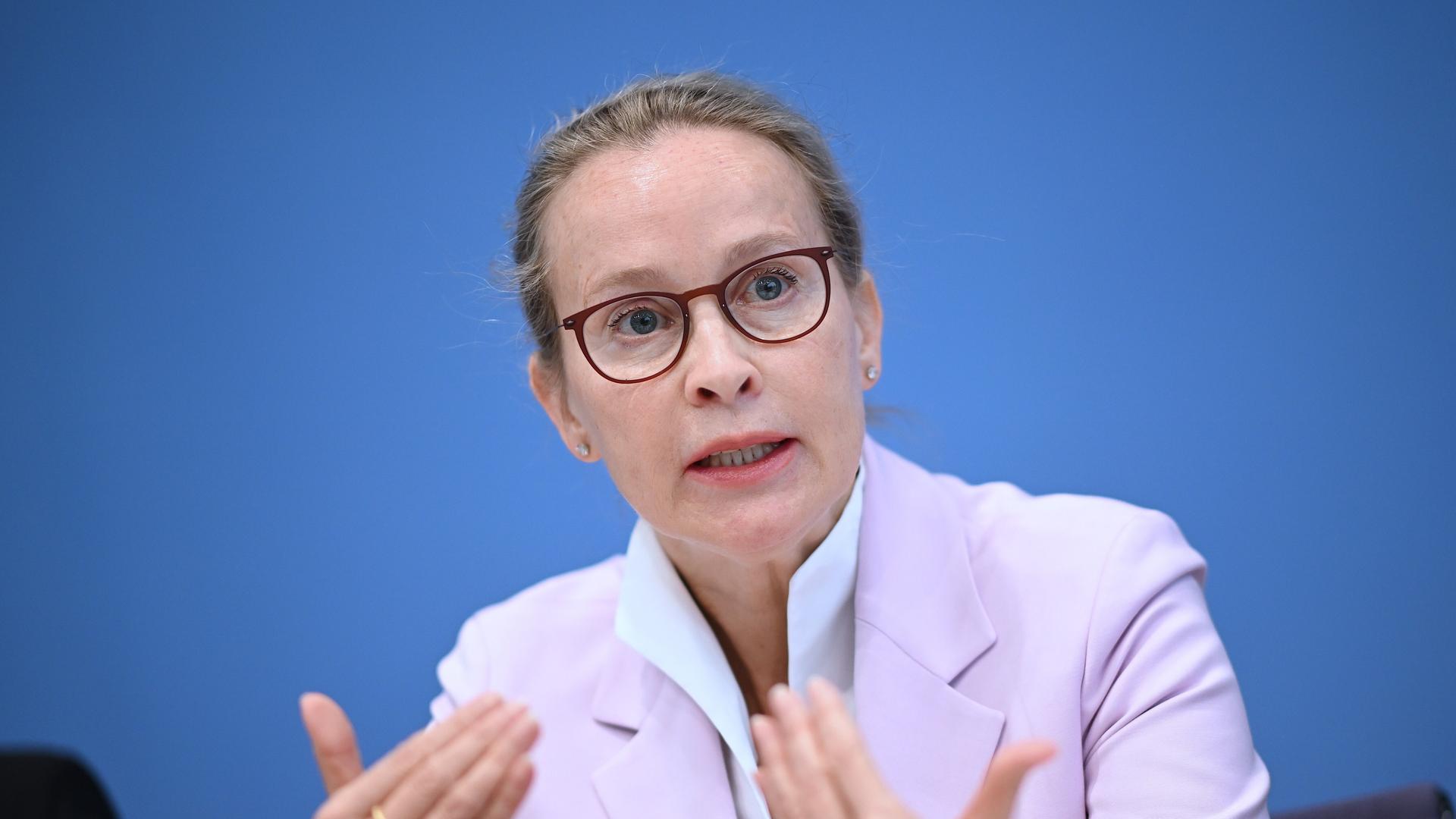 Die Juristin Frauke Brosius-Gersdorf gestikuliert vor blauem Hintergrund.