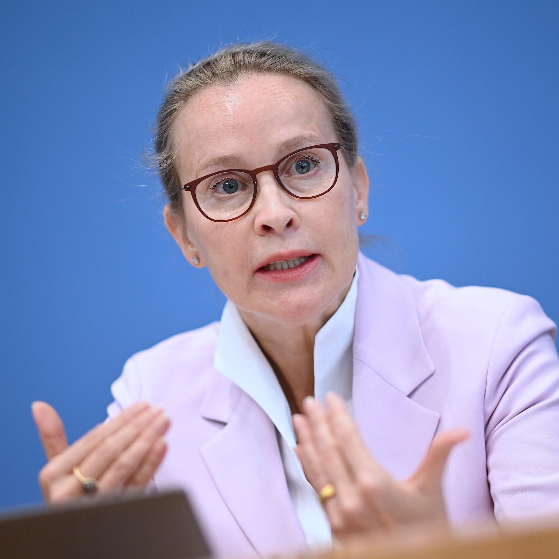 Die Juristin Frauke Brosius-Gersdorf ist mit Vorwürfen zu ihren Ansichten konfrontiert (Archivbild vom 15.04.2024. Sie stellt den Abschlussbericht der Kommission zur reproduktiven Selbstbestimmung und Fortpflanzungsmedizin vor.)