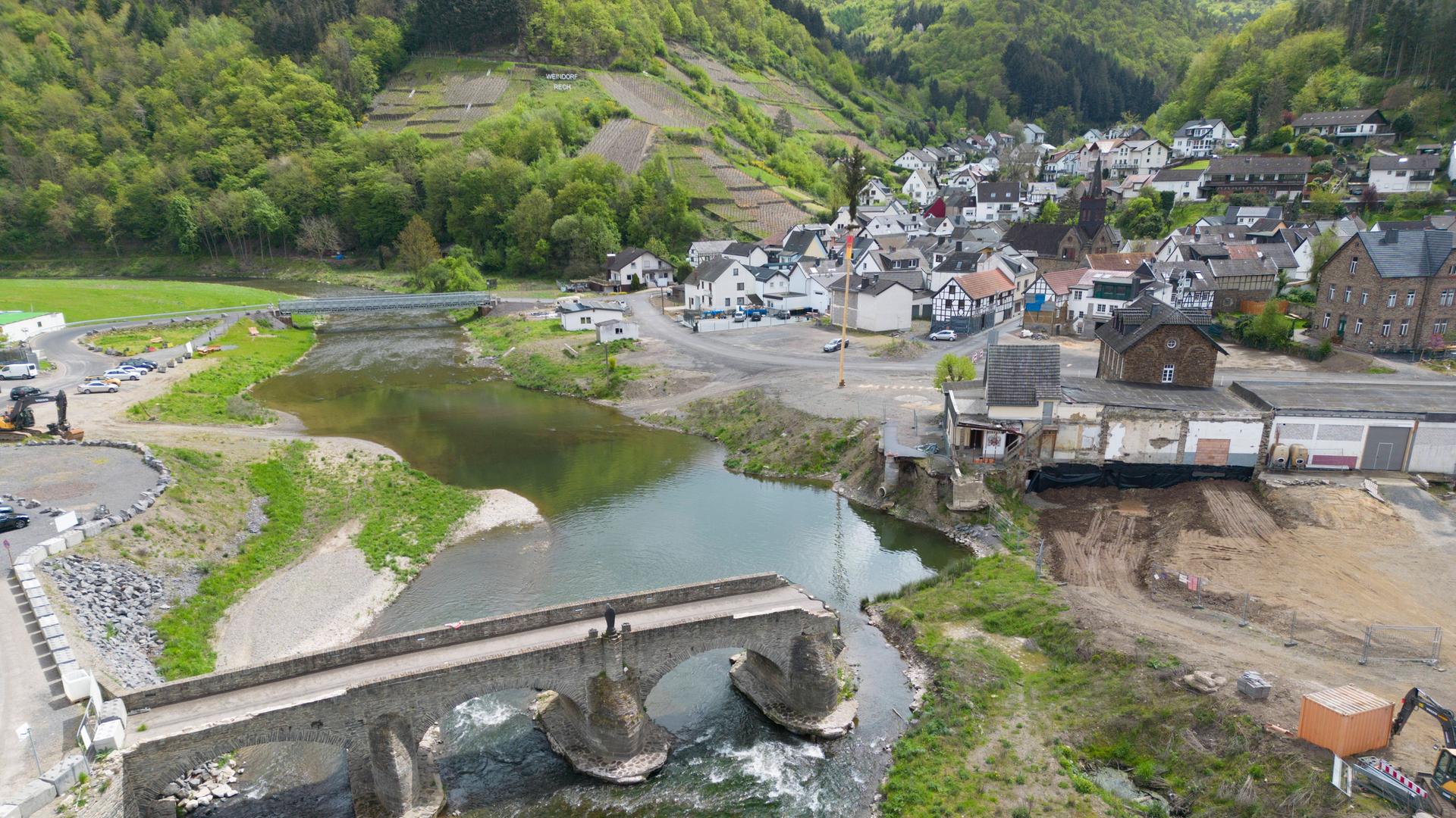 Bei der Flutkatastrophe 2021 wurden viele Brücken zerstört - wie die historische Bogenbrücke im Weinort Rech an der Ahr. (Archivfoto von 2023) Bei der Flutkatastrophe 2021 wurden viele Brücken zerstört - wie die historische Bogenbrücke im Weinort Rech an der Ahr. (Archivfoto von 2023)