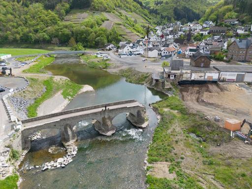 Bei der Flutkatastrophe 2021 wurden viele Brücken zerstört - wie die historische Bogenbrücke im Weinort Rech an der Ahr. (Archivfoto von 2023)