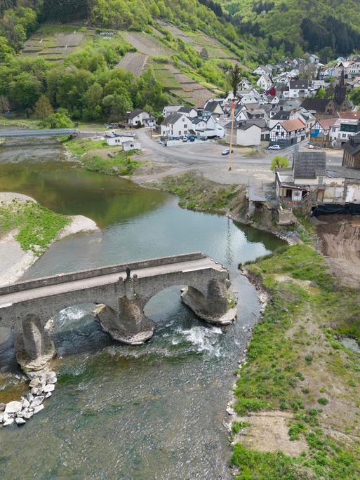 Bei der Flutkatastrophe 2021 wurden viele Brücken zerstört - wie die historische Bogenbrücke im Weinort Rech an der Ahr. (Archivfoto von 2023)