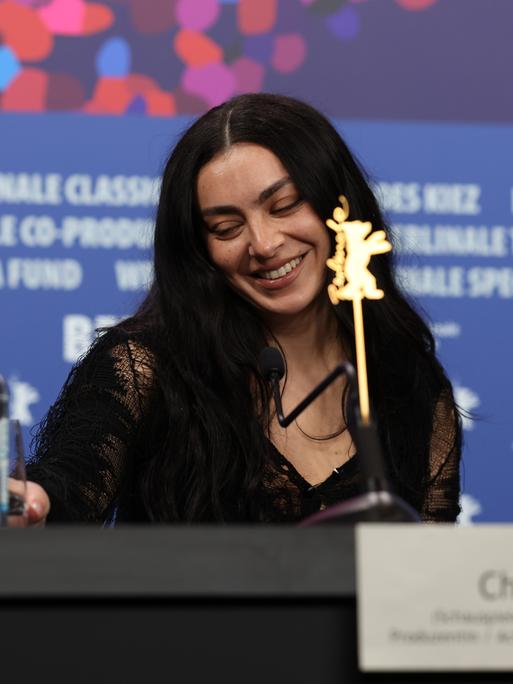 Charli XCX auf einer Berliner Pressekonferenz fotografiert von Büsra Tasdemir