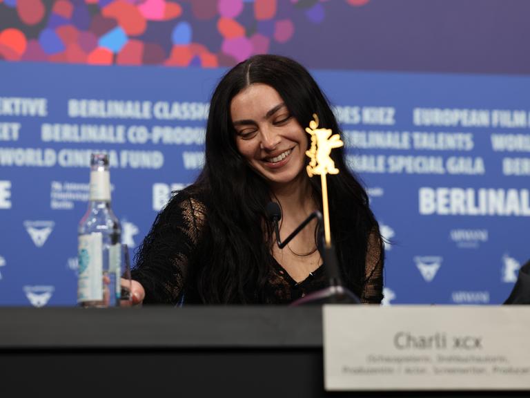 Charli XCX auf einer Berliner Pressekonferenz fotografiert von Büsra Tasdemir