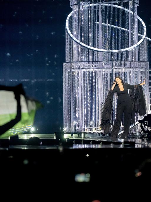 Ein Zuschauer hält eine palästinensische Flagge hoch, während Yuval Raphael bei der Generalprobe für das zweite Halbfinale des Eurovision Song Contests für Israel singt. Ein Zuschauer hält eine palästinensische Flagge hoch, während Yuval Raphael bei der Generalprobe für das zweite Halbfinale des Eurovision Song Contests für Israel singt.