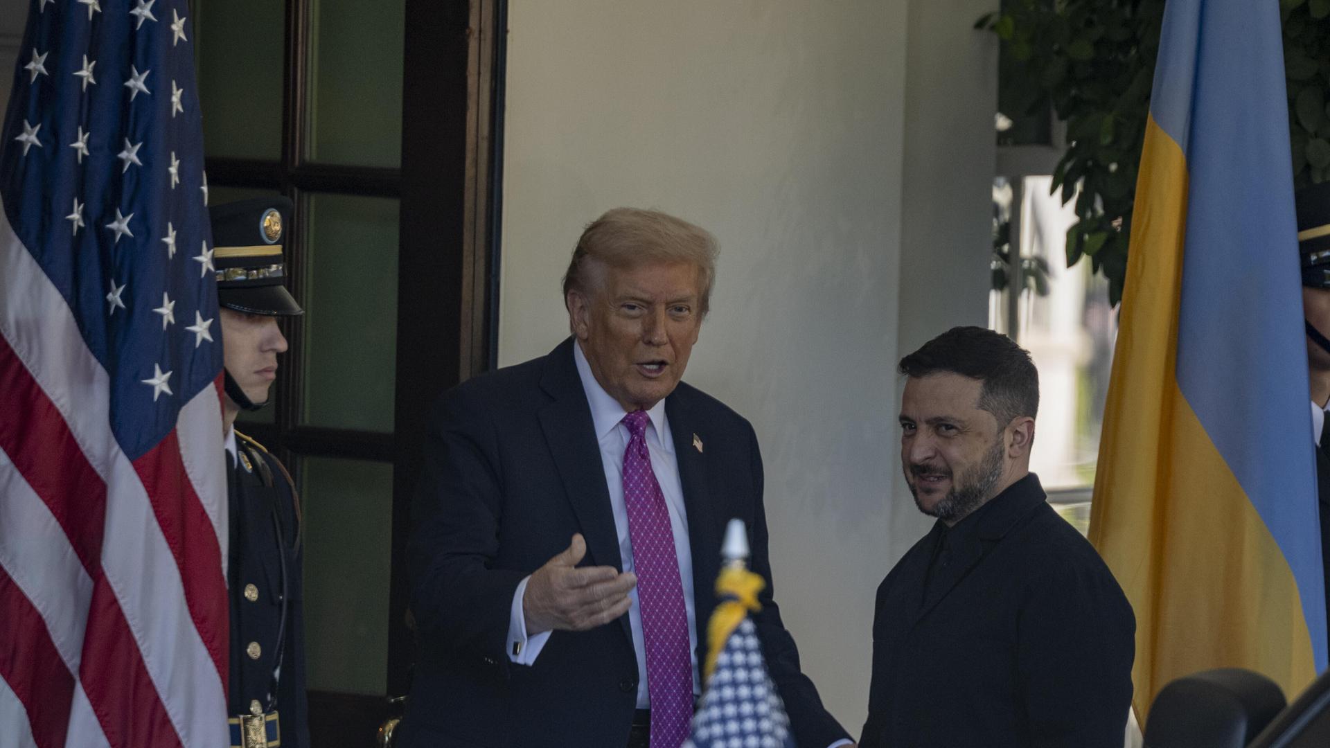 US-Präsident Trump empfängt den ukrainischen Präsidenten Selenskyj am Eingang des Weißen Hauses.
