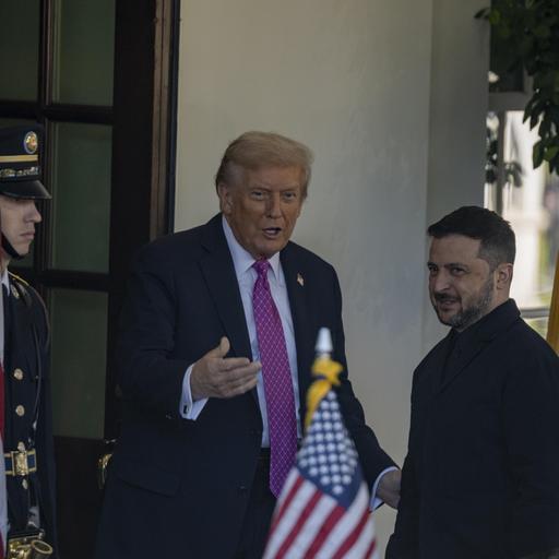 US-Präsident Trump empfängt den ukrainischen Präsidenten Selenskyj am Eingang des Weißen Hauses.