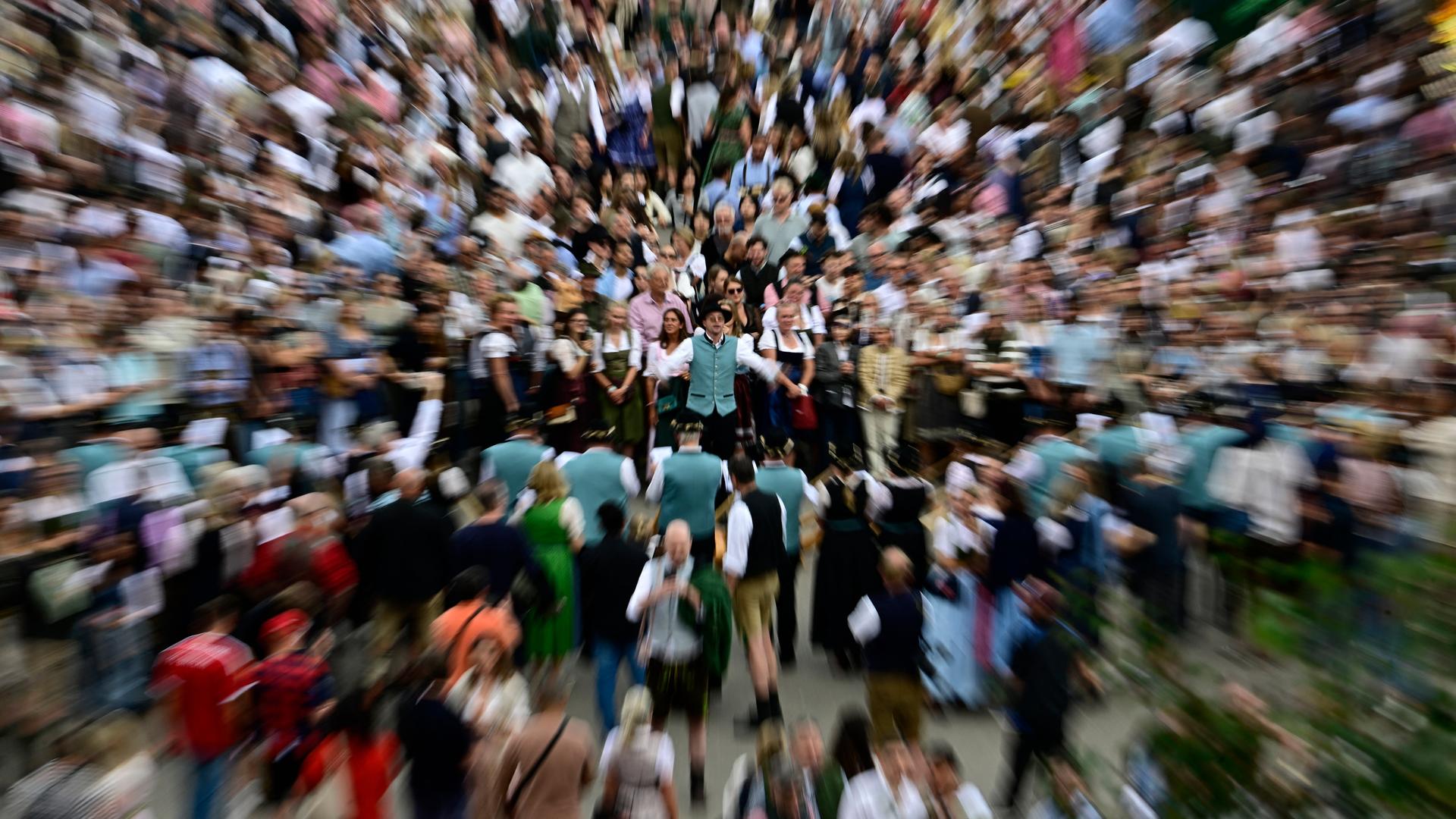 Menschen auf dem Oktoberfest in München Menschen auf dem Oktoberfest in München