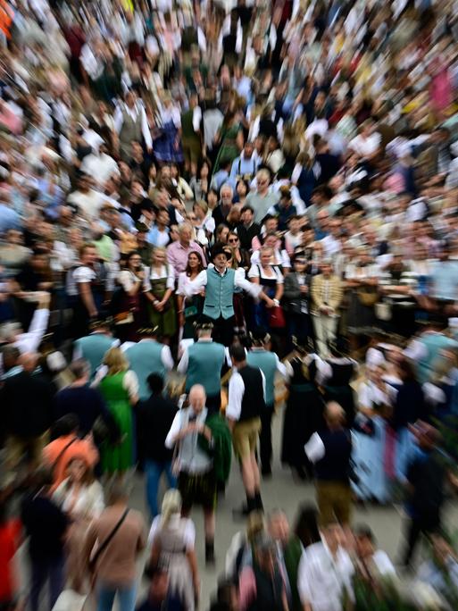 Menschen auf dem Oktoberfest in München Menschen auf dem Oktoberfest in München
