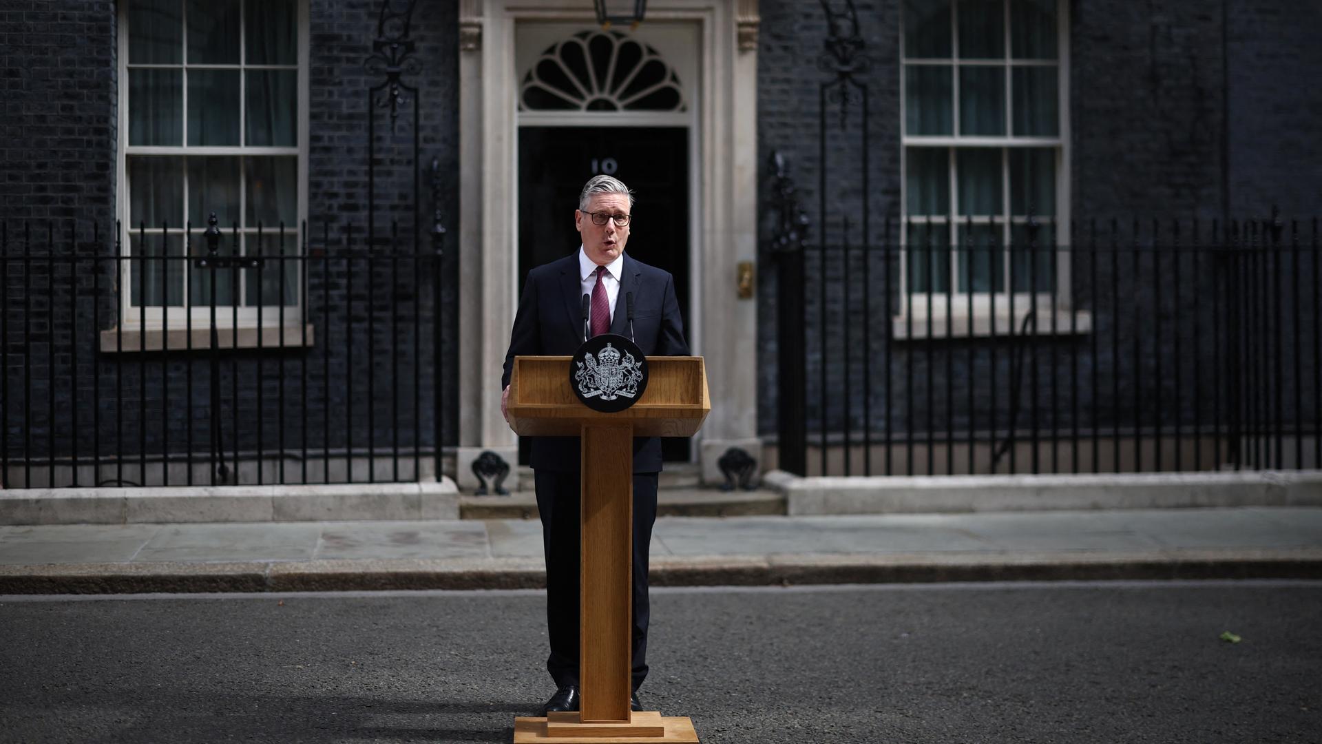 Der britische Premierminister Keir Starmer kündigt am Morgen des 22. Juni 2026 vor Downing Street 10 seinen Rücktritt an Der britische Premierminister Keir Starmer kündigt am Morgen des 22. Juni 2026 vor Downing Street 10 seinen Rücktritt an
