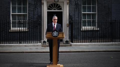 Der britische Premierminister Keir Starmer kündigt am Morgen des 22. Juni 2026 vor Downing Street 10 seinen Rücktritt an