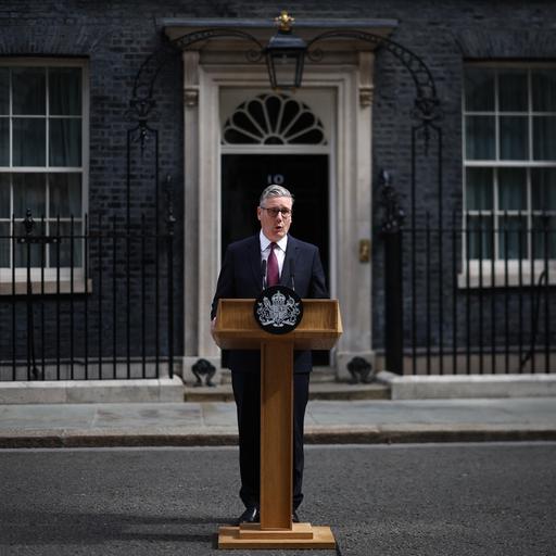 Der britische Premierminister Keir Starmer kündigt am Morgen des 22. Juni 2026 vor Downing Street 10 seinen Rücktritt an