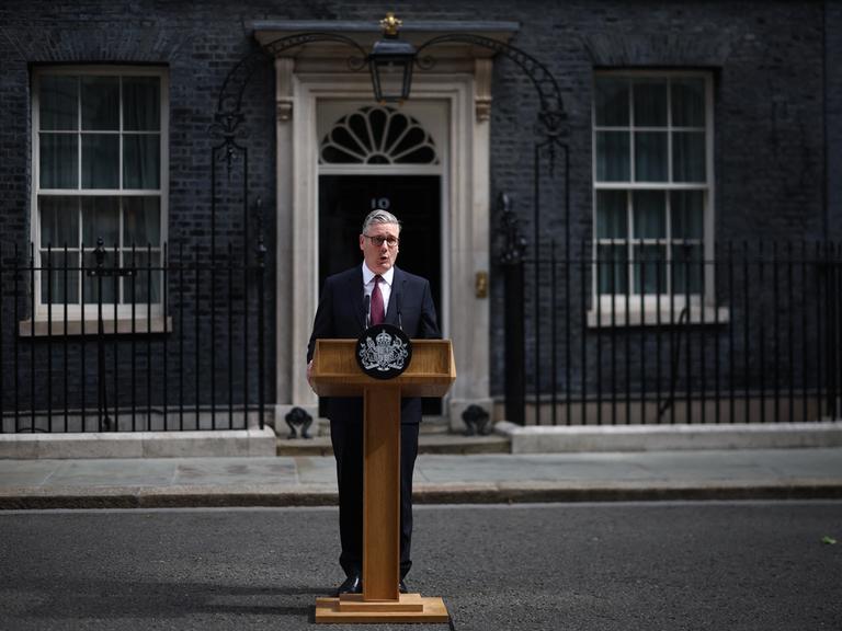 Der britische Premierminister Keir Starmer kündigt am Morgen des 22. Juni 2026 vor Downing Street  10 seinen Rücktritt an