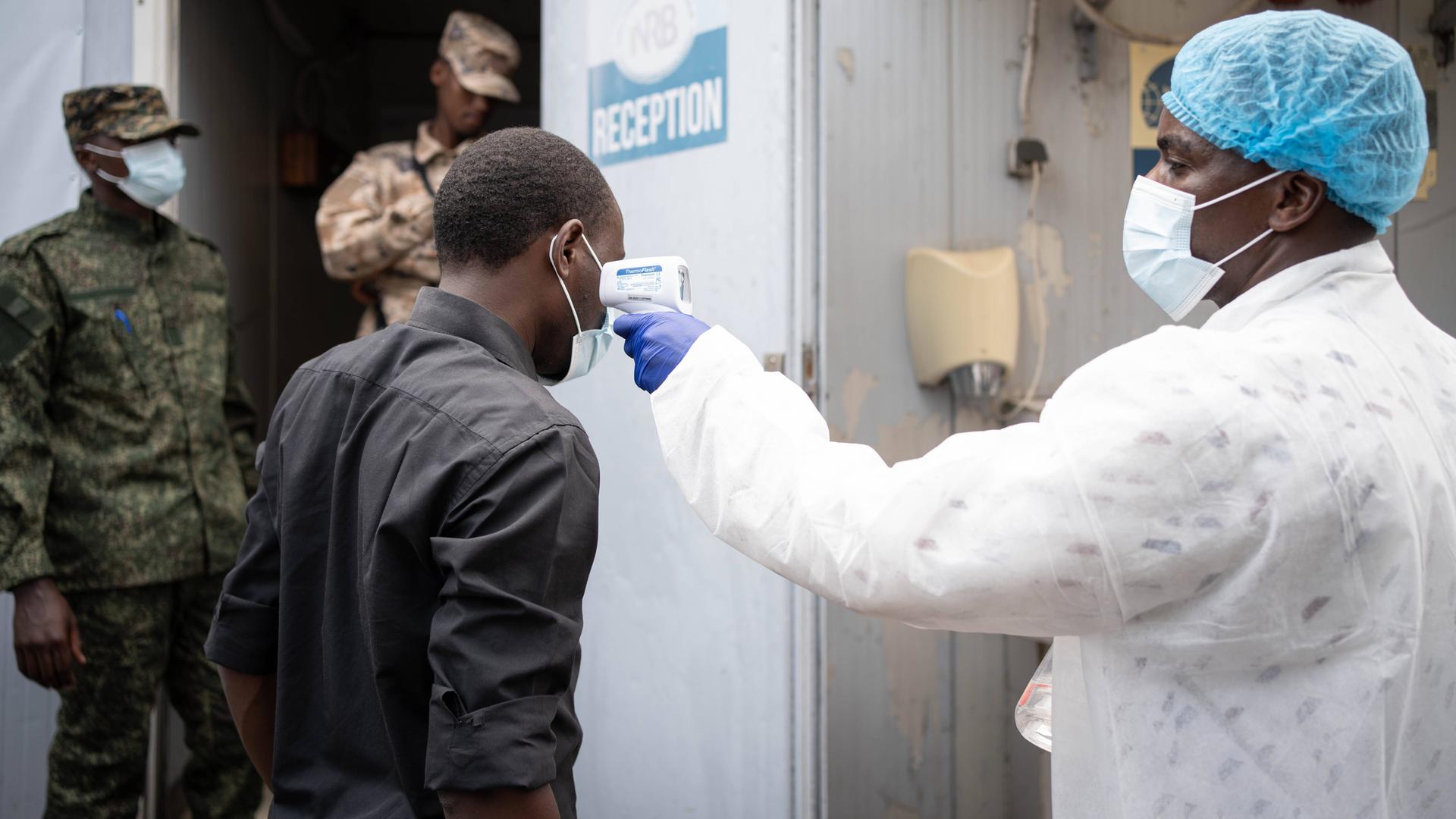 Ein Mediziner misst im Rahmen eines Ebola-Screenings die Temperatur eines Bürgers von Goma in der Demokratischen Republik Kongo (DRC), am 19. Mai 2026