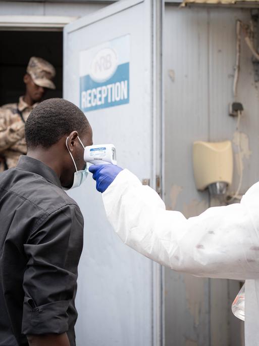 Ein Mediziner misst im Rahmen eines Ebola-Screenings die Temperatur eines Bürgers von Goma in der Demokratischen Republik Kongo (DRC), am 19. Mai 2026 Ein Mediziner misst im Rahmen eines Ebola-Screenings die Temperatur eines Bürgers von Goma in der Demokratischen Republik Kongo (DRC), am 19. Mai 2026