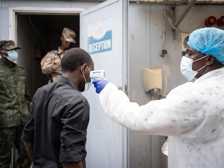 Ein Mediziner misst im Rahmen eines Ebola-Screenings die Temperatur eines Bürgers von Goma in der Demokratischen Republik Kongo (DRC), am 19. Mai 2026 Ein Mediziner misst im Rahmen eines Ebola-Screenings die Temperatur eines Bürgers von Goma in der Demokratischen Republik Kongo (DRC), am 19. Mai 2026