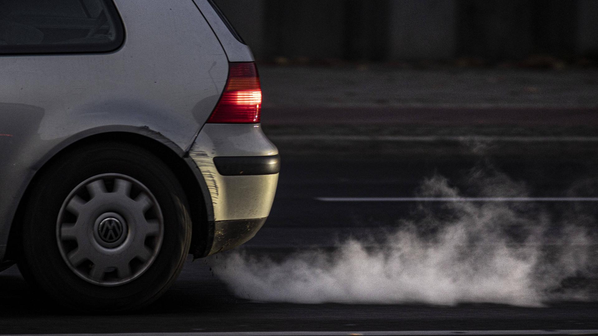 Abgase zeichnen sich an einem Auto ab, aufgenommen in Berlin.