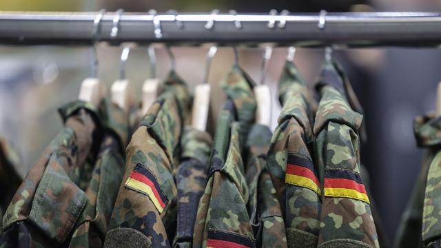 An einer Kleiderstange hängen mehrere Feldjacken der Bundeswehr.