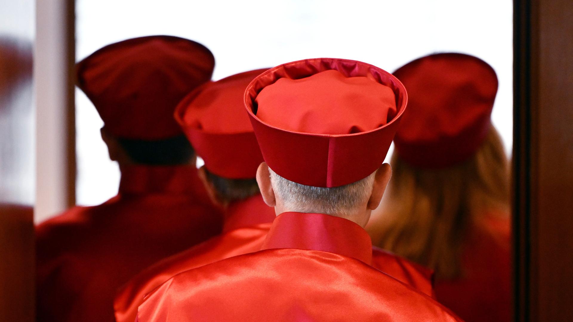 Die Richterinnen und Richter des Zweiten Senat beim Bundesverfassungsgericht verlassen den Sitzungssaal